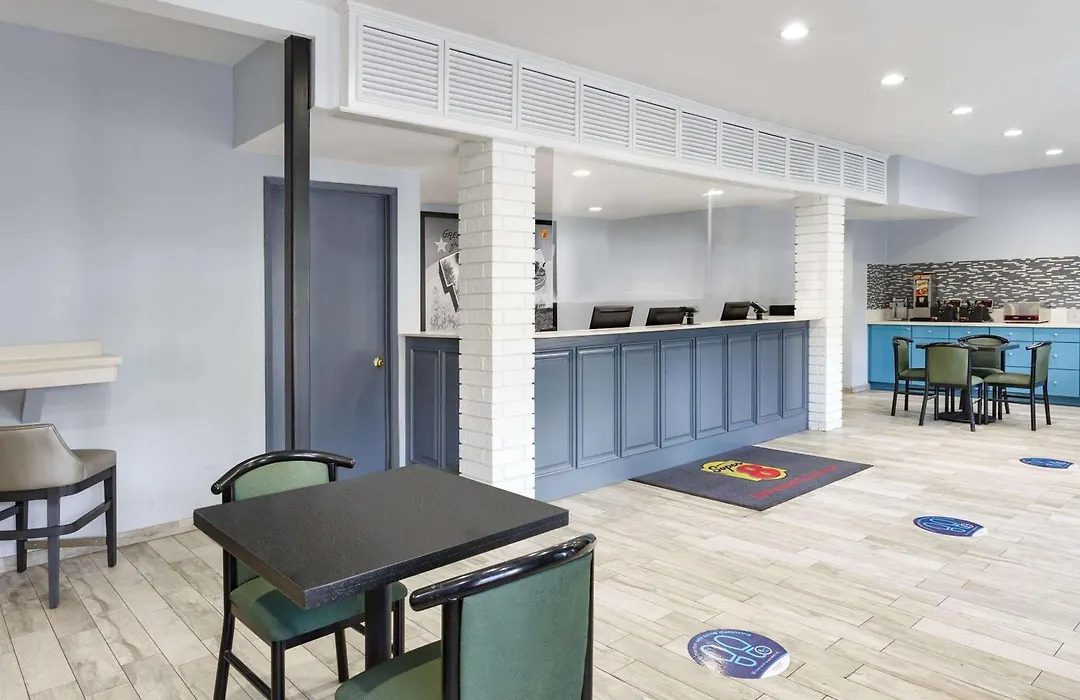 Super 8 By Wyndham Universal City-1