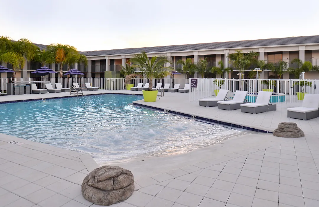 Clarion Inn&Suites Across From Universal Orlando Resort-1