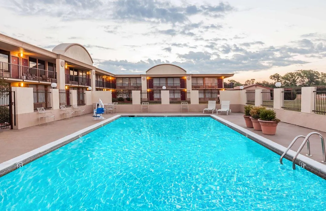 Days Inn By Wyndham Hillsboro Tx-1