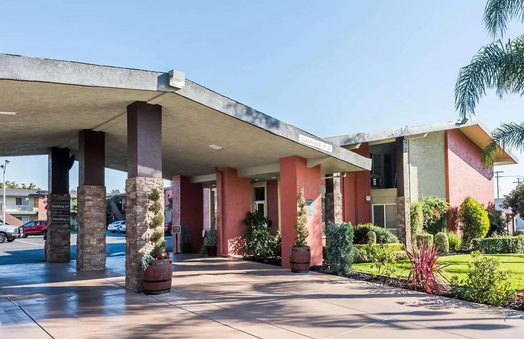 Days Inn & Suites By Wyndham Lodi-1