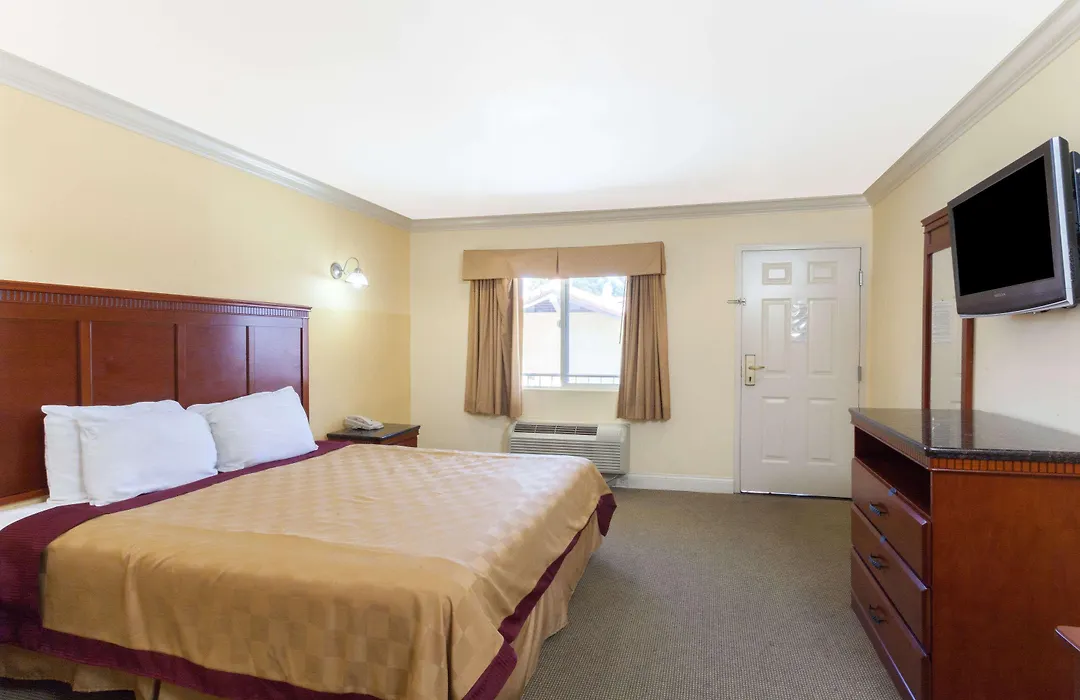 Travelodge By Wyndham Brea-1