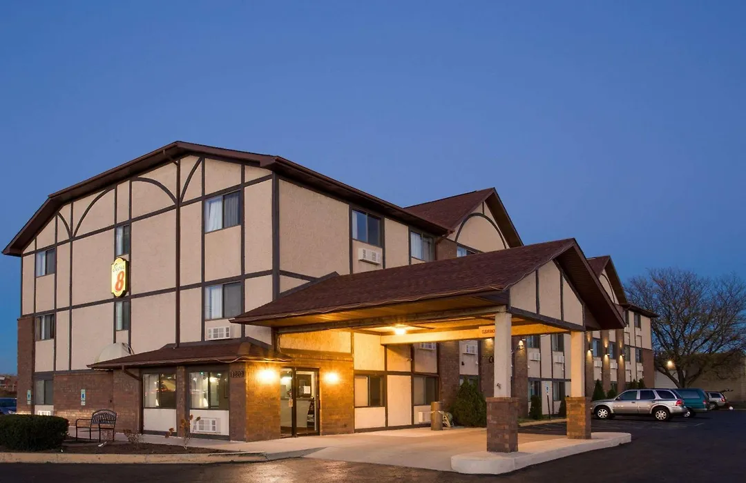 Super 8 By Wyndham Woodstock-1