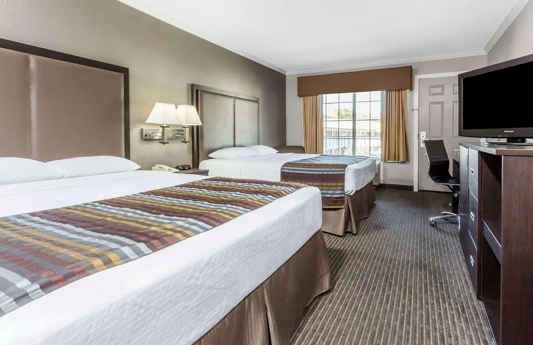 Super 8 By Wyndham Mountain View-1