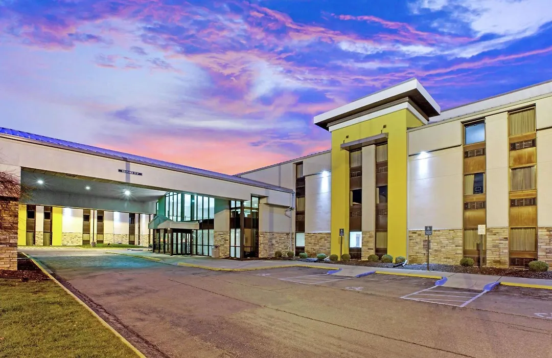 La Quinta Inn & Suites By Wyndham Detroit Metro Airport-1