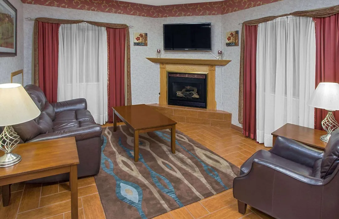 Super 8 By Wyndham Three Rivers-1