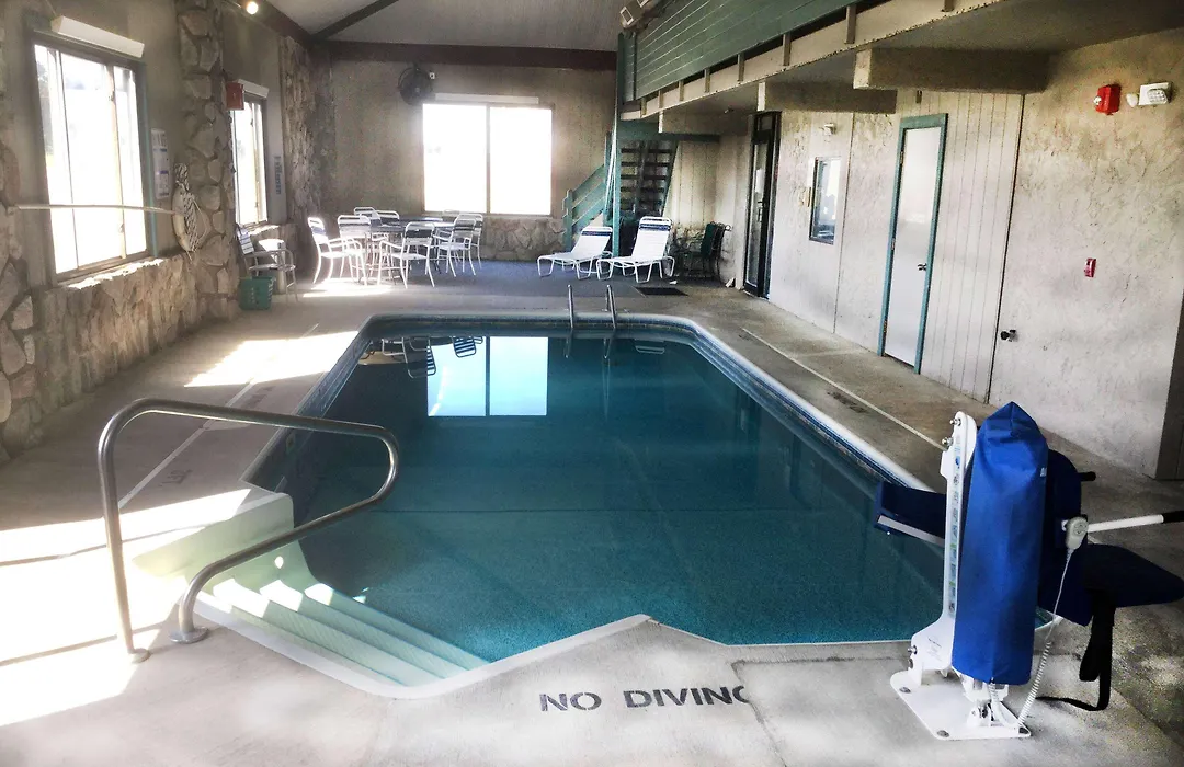 Super 8 By Wyndham Petoskey-1