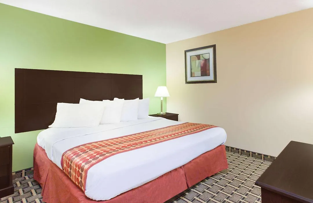 Days Inn & Suites By Wyndham Madison Heights Mi-1