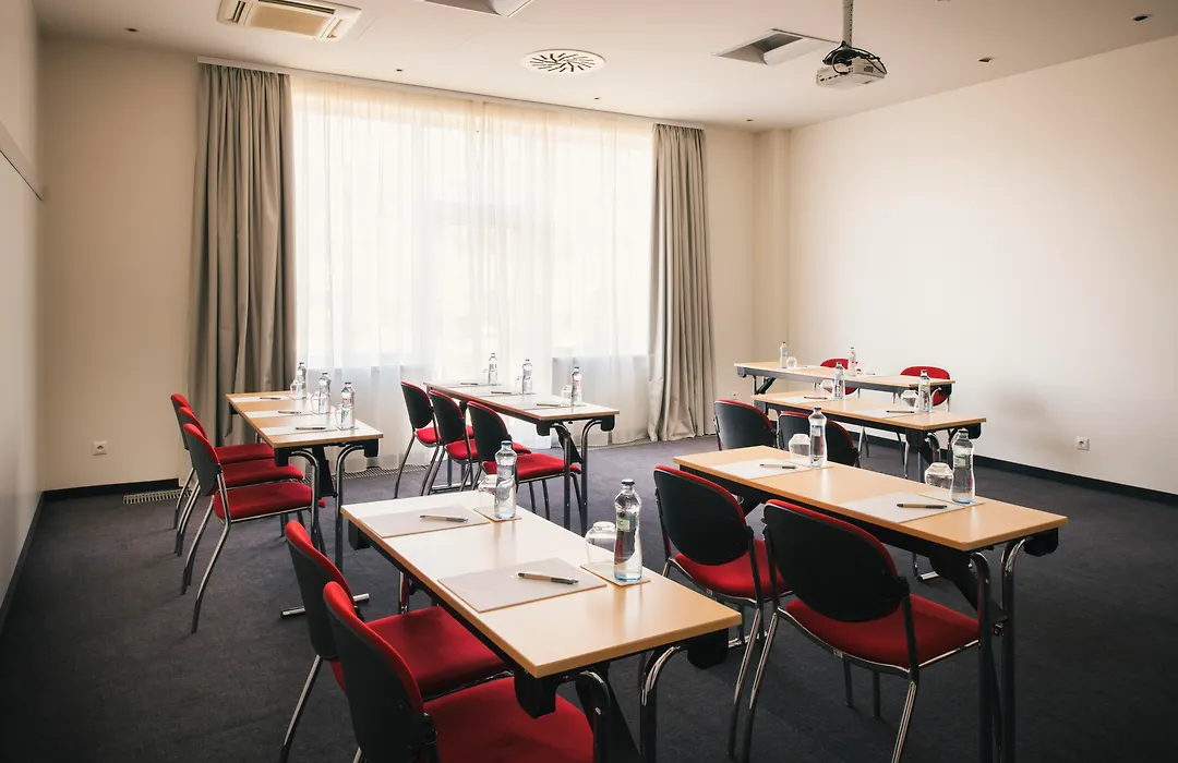Vienna House Easy By Wyndham Bratislava-1