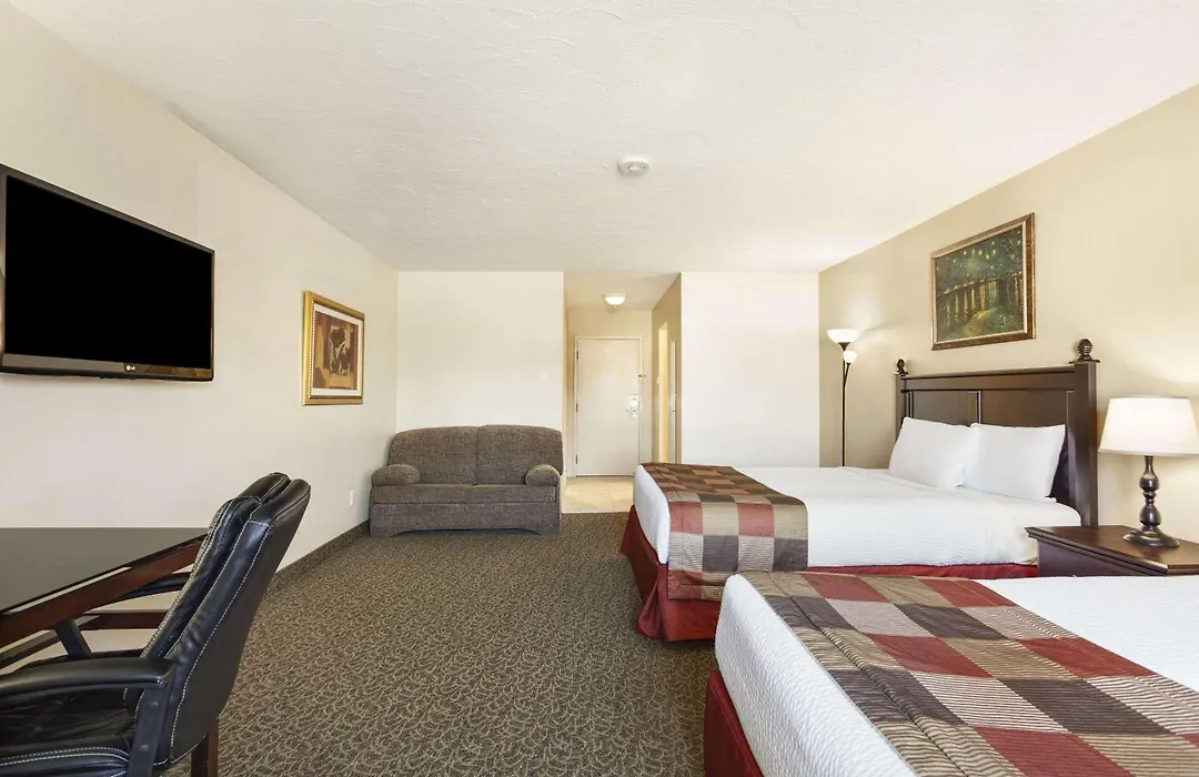 Days Inn By Wyndham Montreal East-1