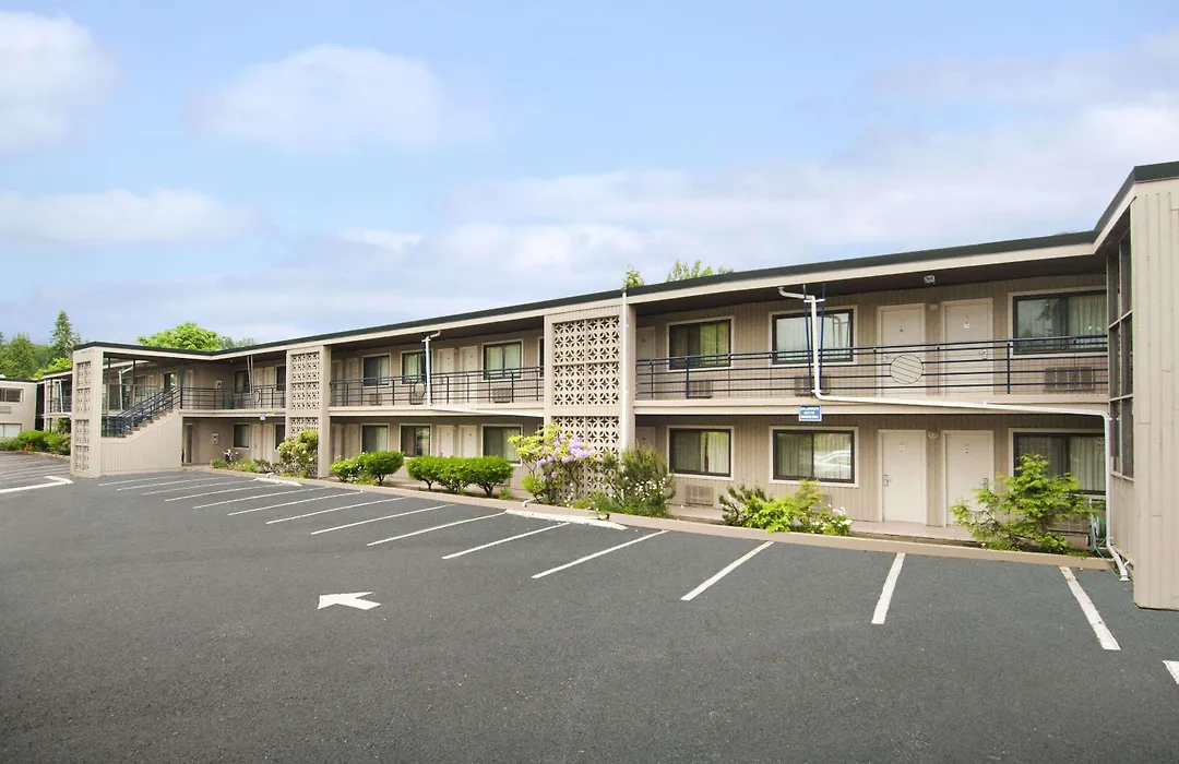 Travelodge By Wyndham Vancouver Lions Gate-1
