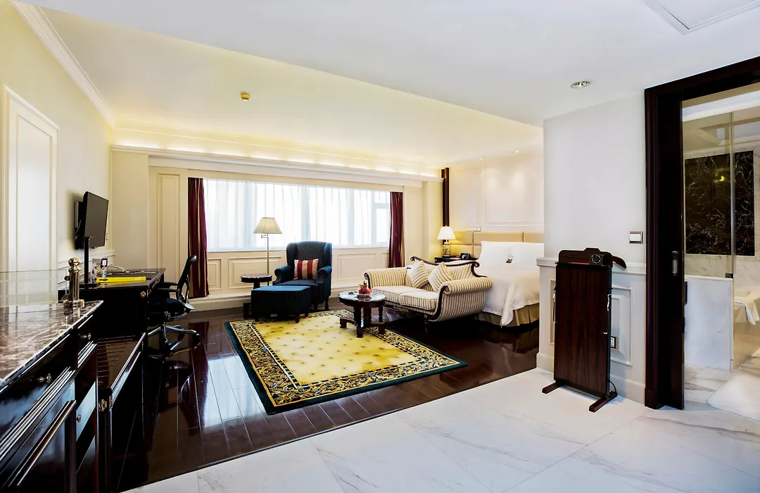 Crowne Plaza Landmark Shenzhen: Border-Close Retreat with Heated Pool-1