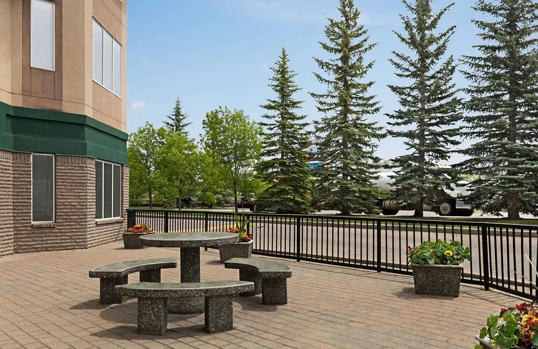 Super 8 By Wyndham Calgary Shawnessy Area-1