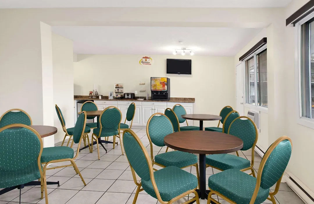 Super 8 By Wyndham Kamloops East-1
