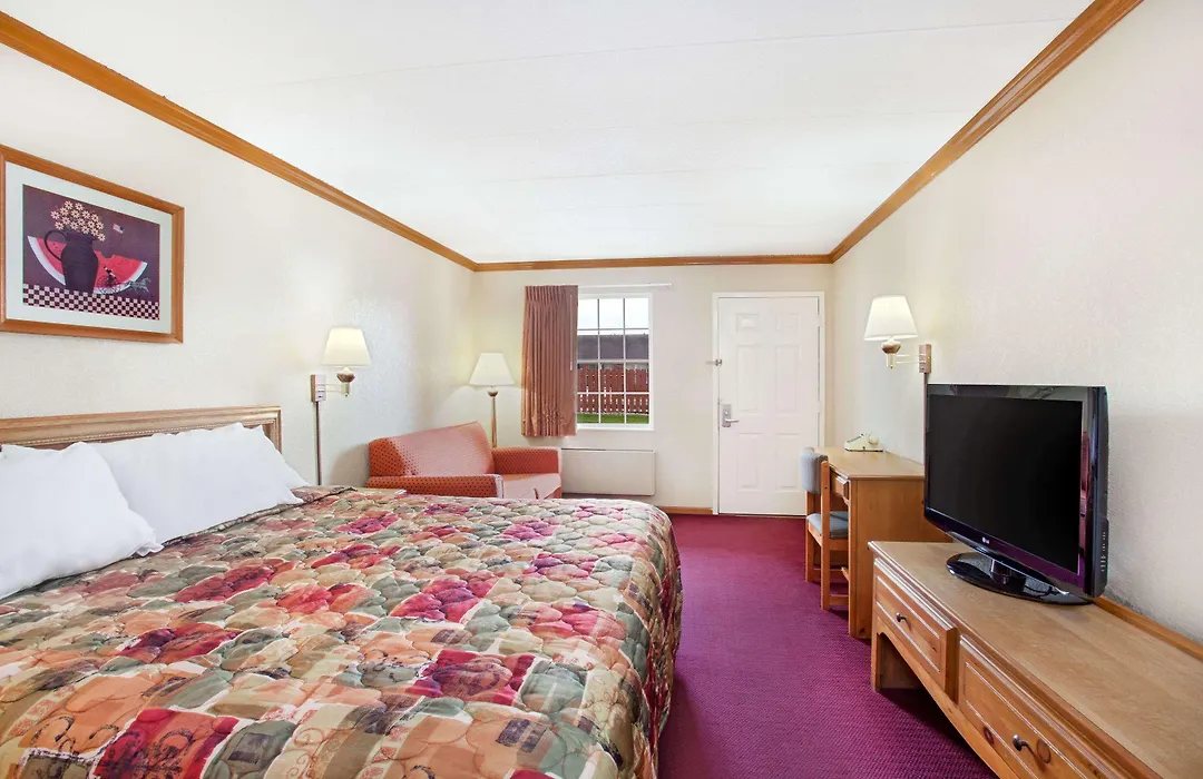 Days Inn By Wyndham Auburn-1
