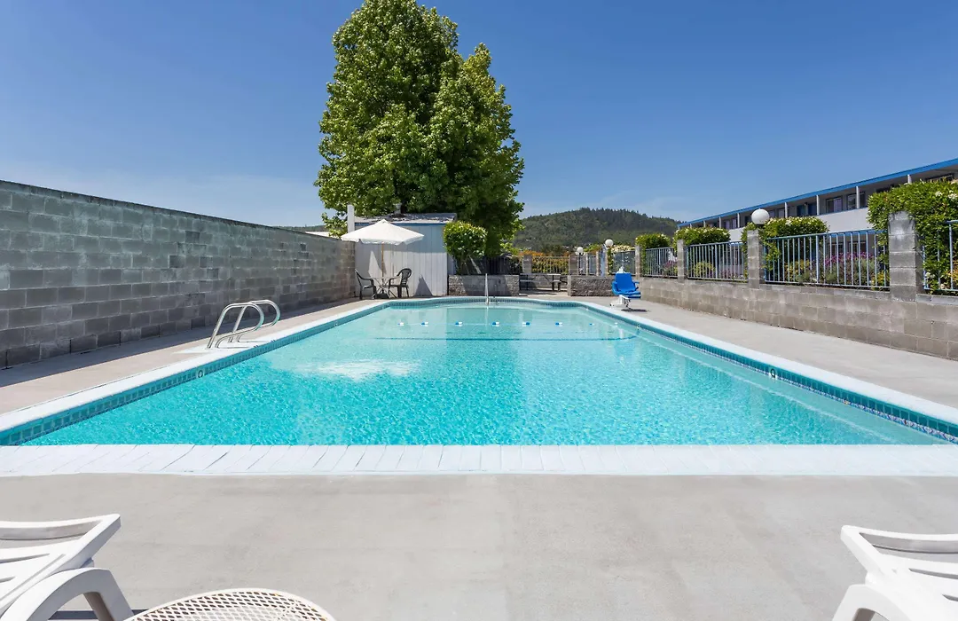 Travelodge By Wyndham Grants Pass-1