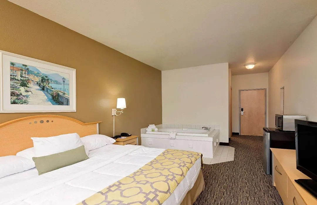 Baymont By Wyndham Lawrenceburg-1