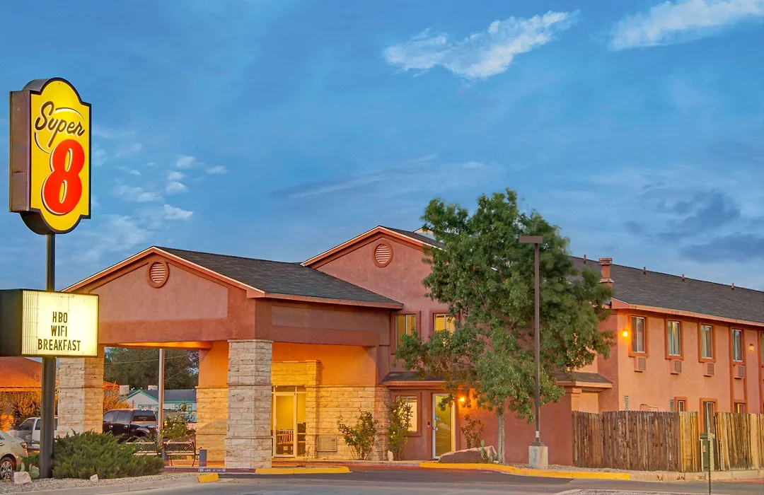 Super 8 By Wyndham Belen Nm-1