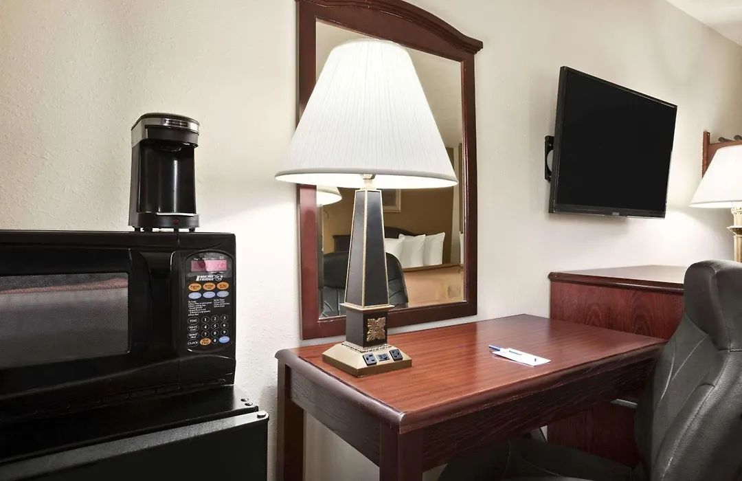 Travelodge By Wyndham La Porte/Michigan City Area-1