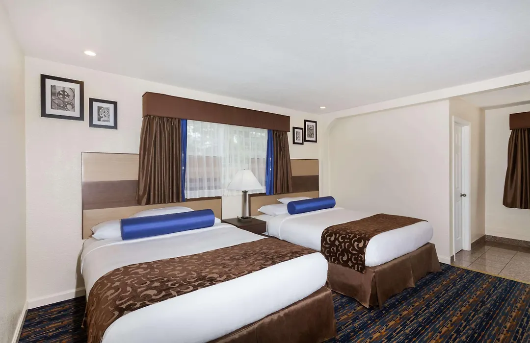 Howard Johnson By Wyndham Berkeley-1