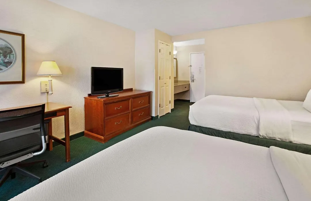 La Quinta Inn By Wyndham Detroit Canton-1