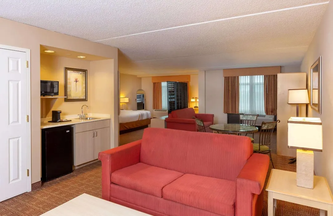 La Quinta By Wyndham Garden City-1