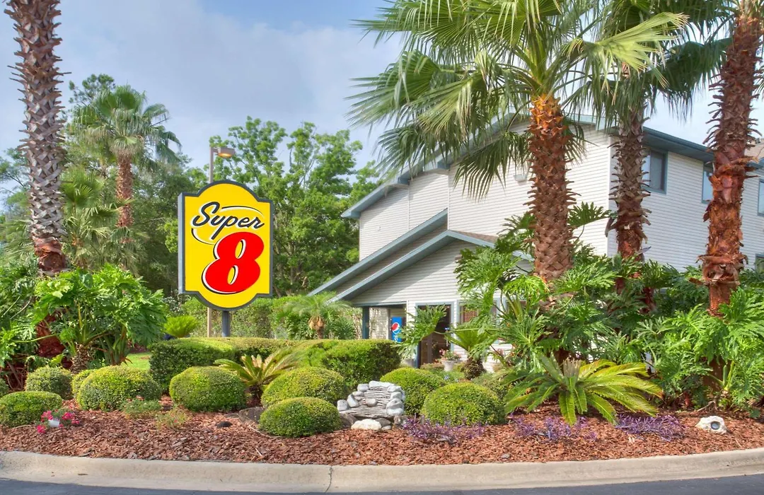 Super-8-Gainesville-I-75-Hospital-University-Area-1
