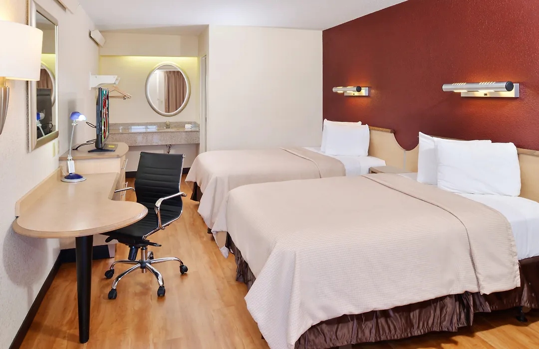 Super 8 By Wyndham Deerfield - Northbrook-1