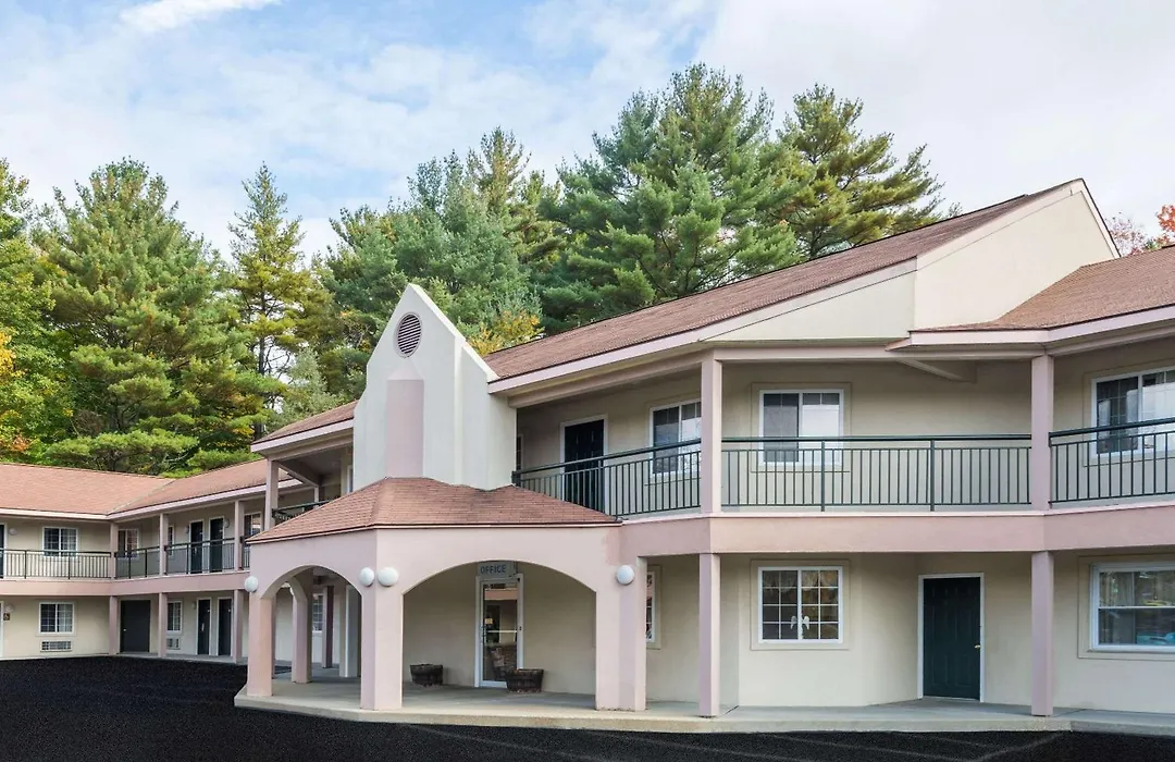 Howard Johnson By Wyndham Lenox-1