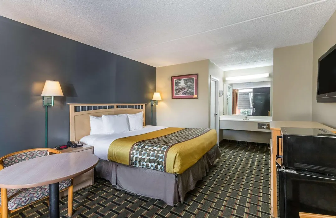 Travelodge By Wyndham Savannah Area/Richmond Hill-1