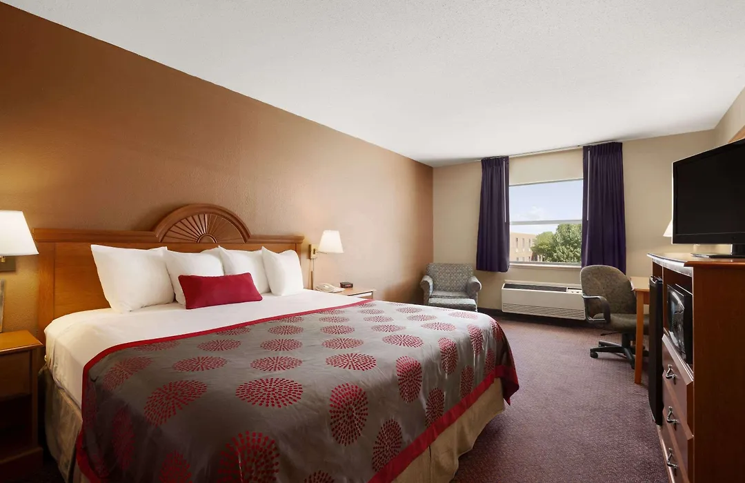 Ramada By Wyndham Sioux City-1