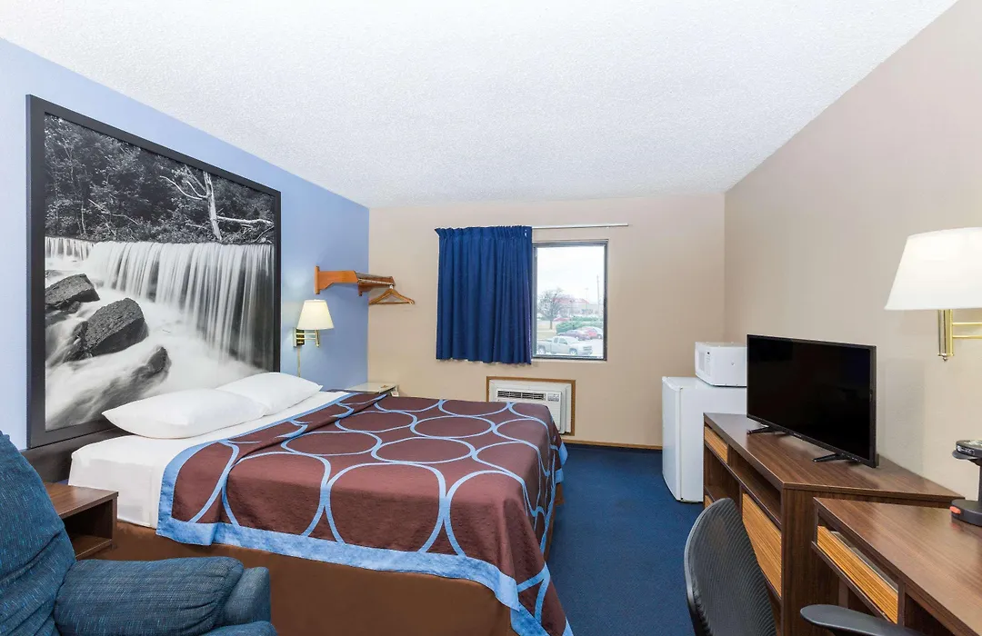 Super 8 By Wyndham Manhattan Ks-1