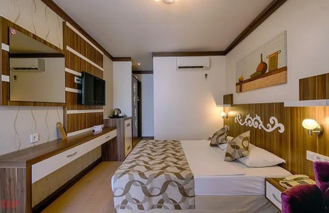 Risus Hotel Side-1