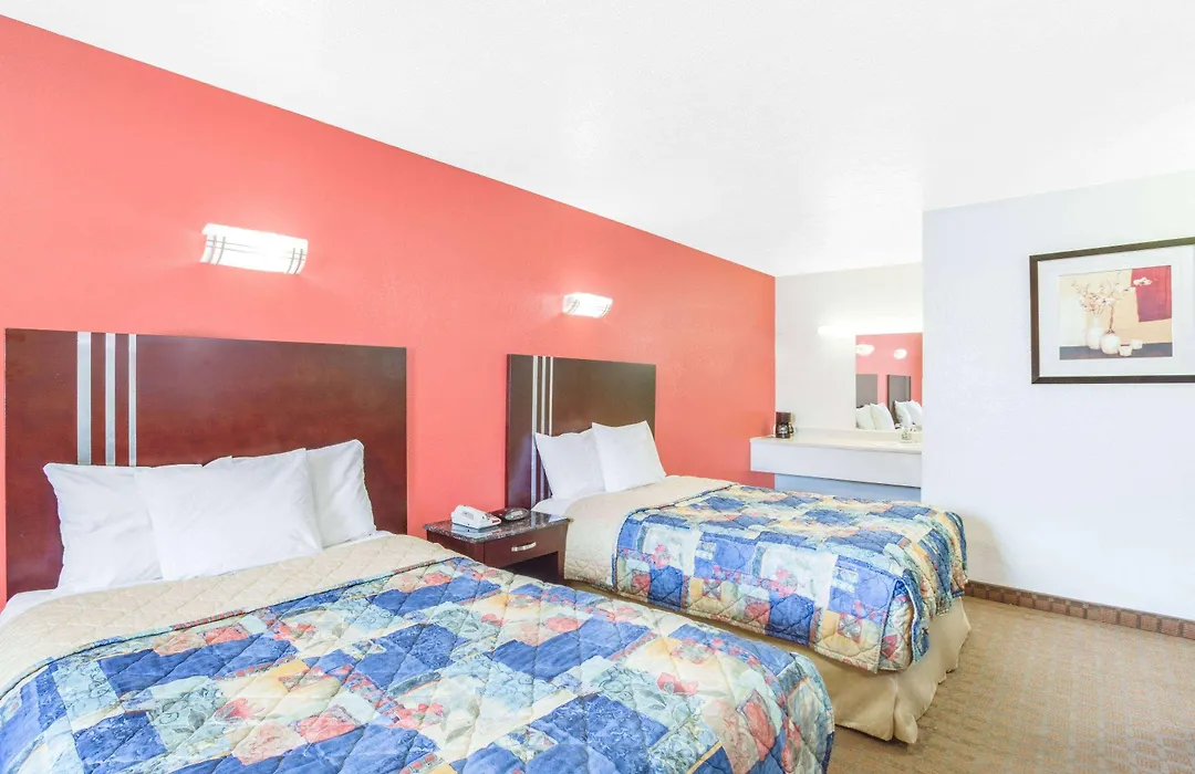 Travelodge By Wyndham Parkersburg-1