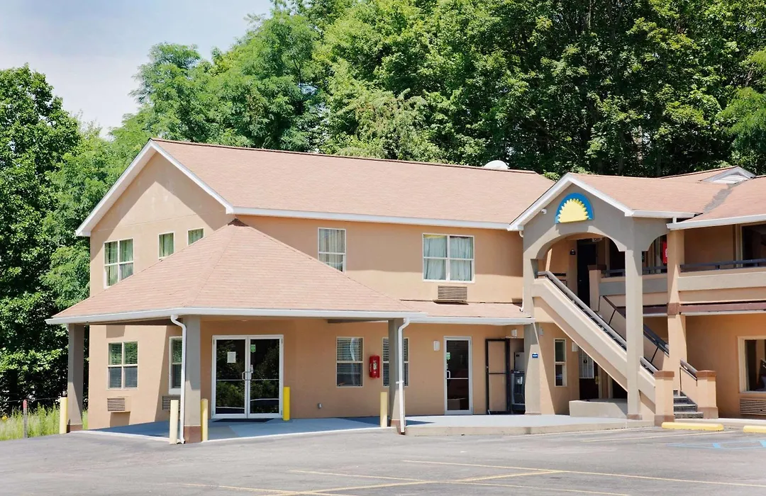 Days Inn By Wyndham Fairmont-1