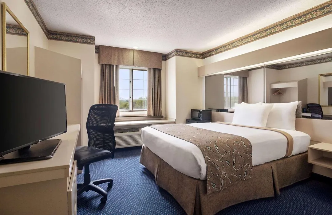 Travelodge By Wyndham Fort Scott-1
