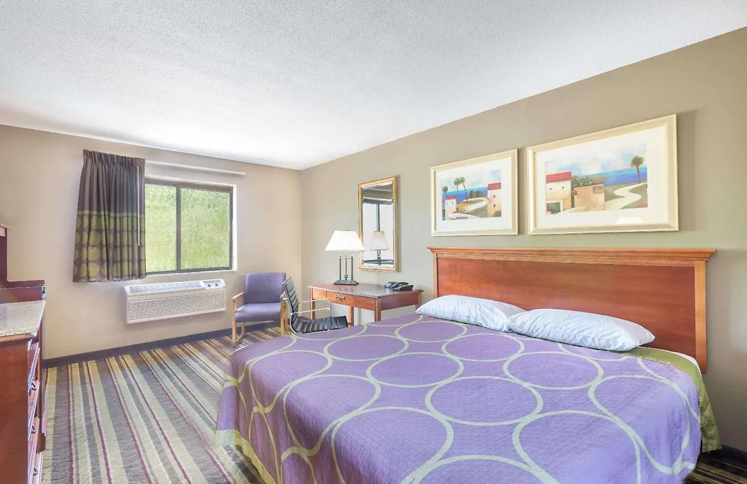 Super 8 By Wyndham Tilton/Lake Winnipesaukee-1