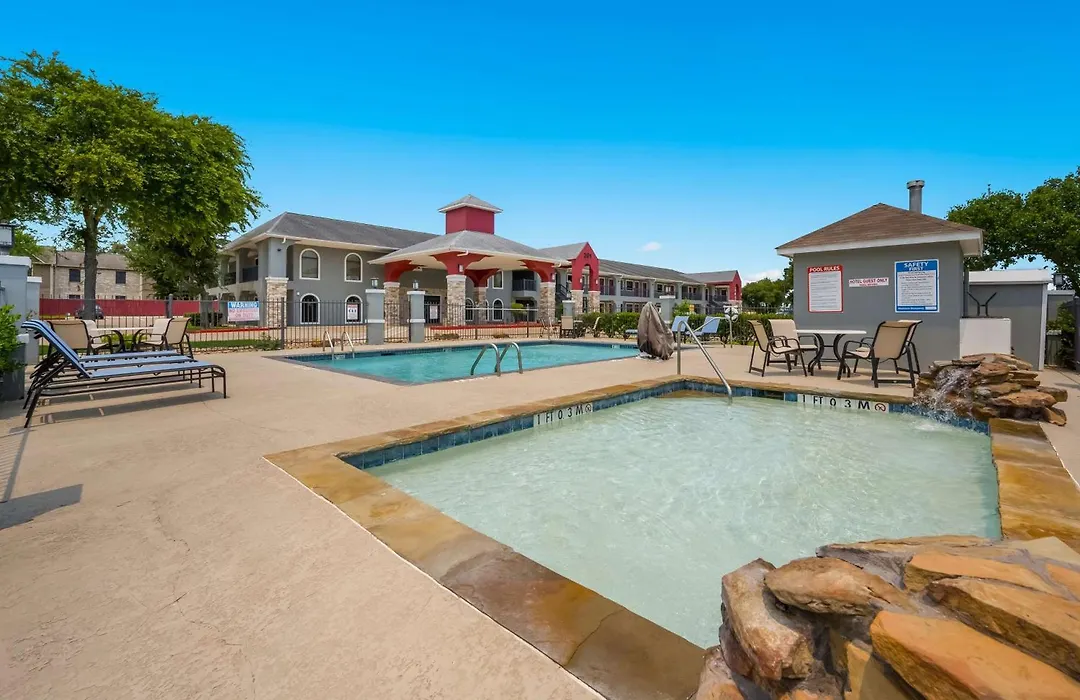Clarion Pointe-1