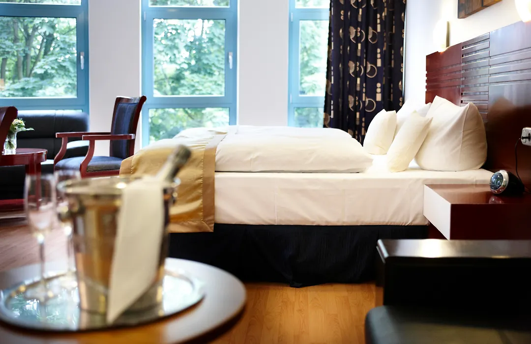 Hotel Kiel By Golden Tulip-1