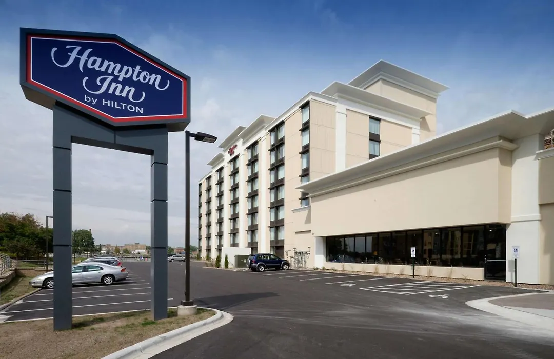 Hampton Inn Green Bay Downtown-1