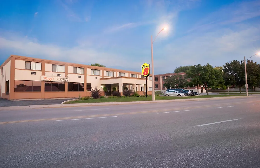 Super 8 By Wyndham Sarnia On-1