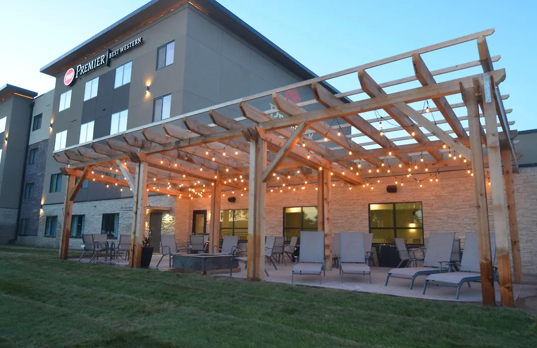 Best Western Plus Okotoks Inn & Suites-1