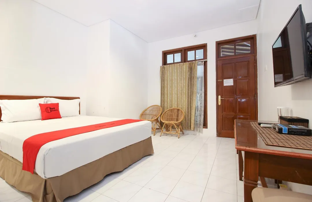 Reddoorz Plus Near Alun Alun Selatan 2-1