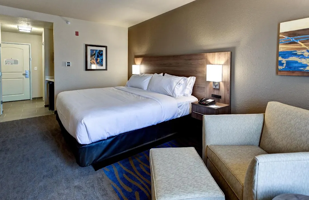 Holiday Inn Express & Suites Great Bend By Ihg-1