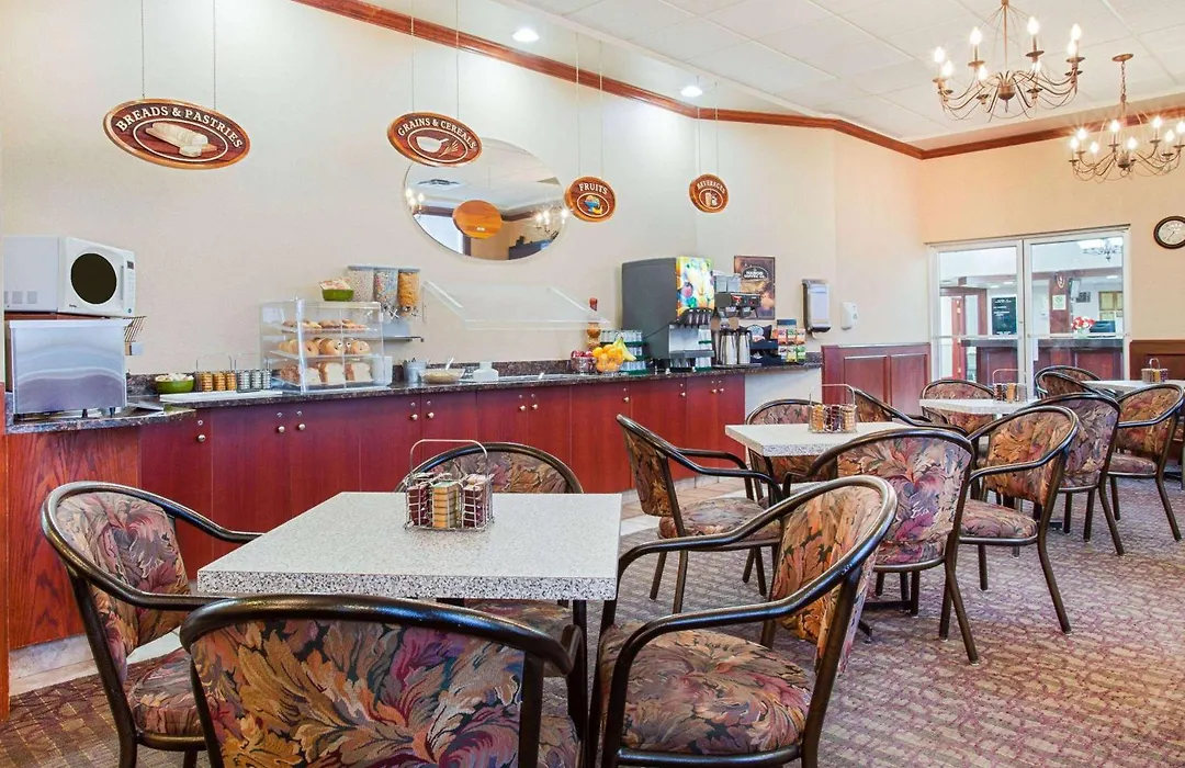 Ramada By Wyndham Red Deer Hotel & Suites-1
