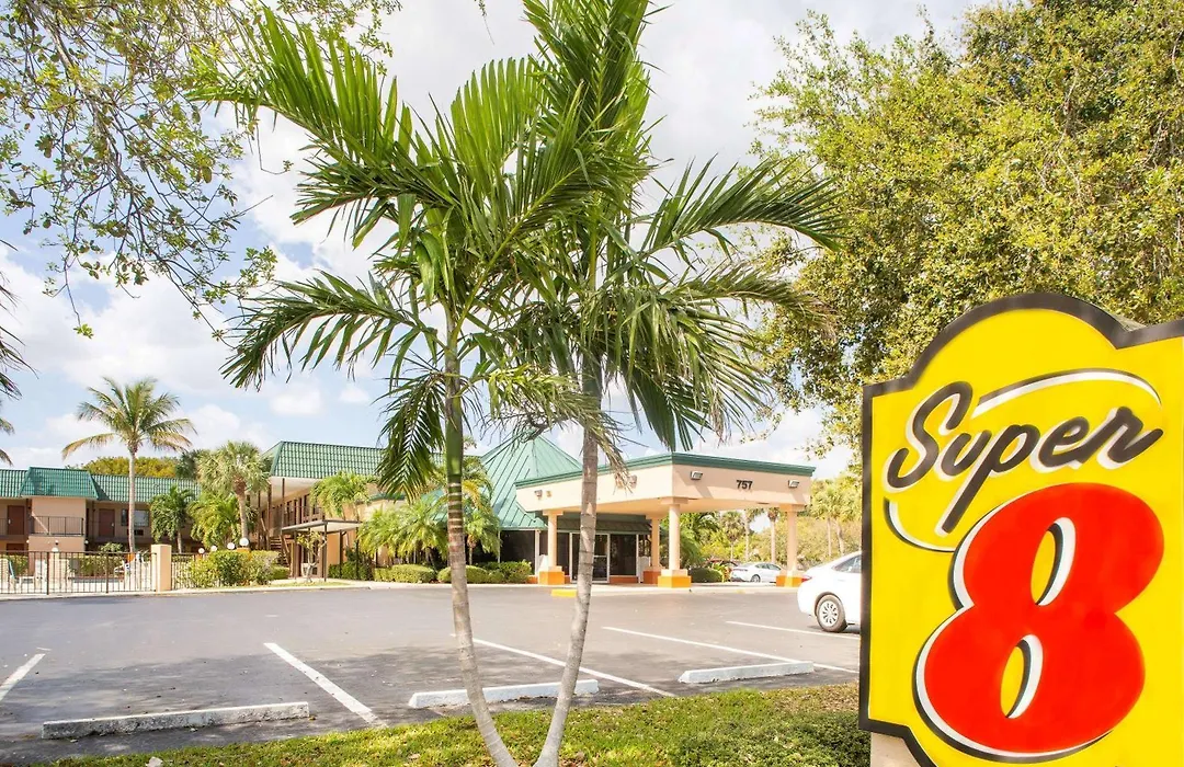 Super 8 By Wyndham North Palm Beach-1