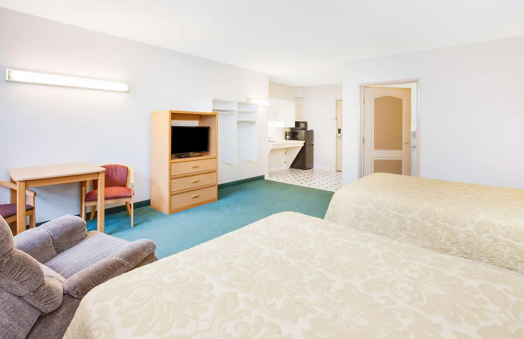 Super 8 By Wyndham Brooklyn-1