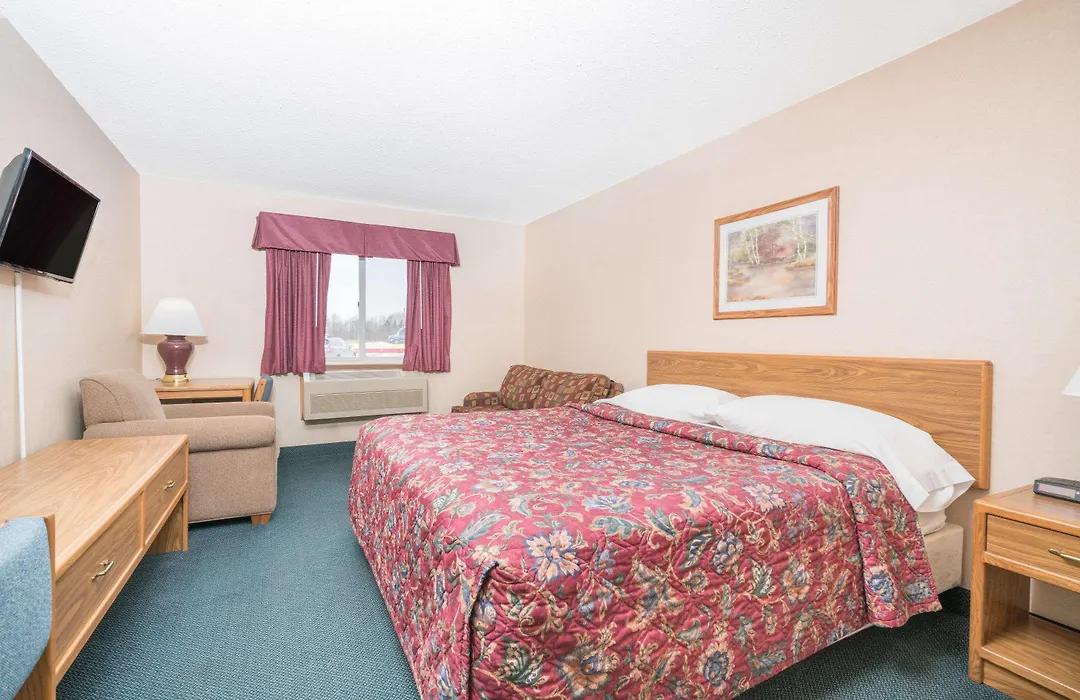 Super 8 By Wyndham Superior Wi-1