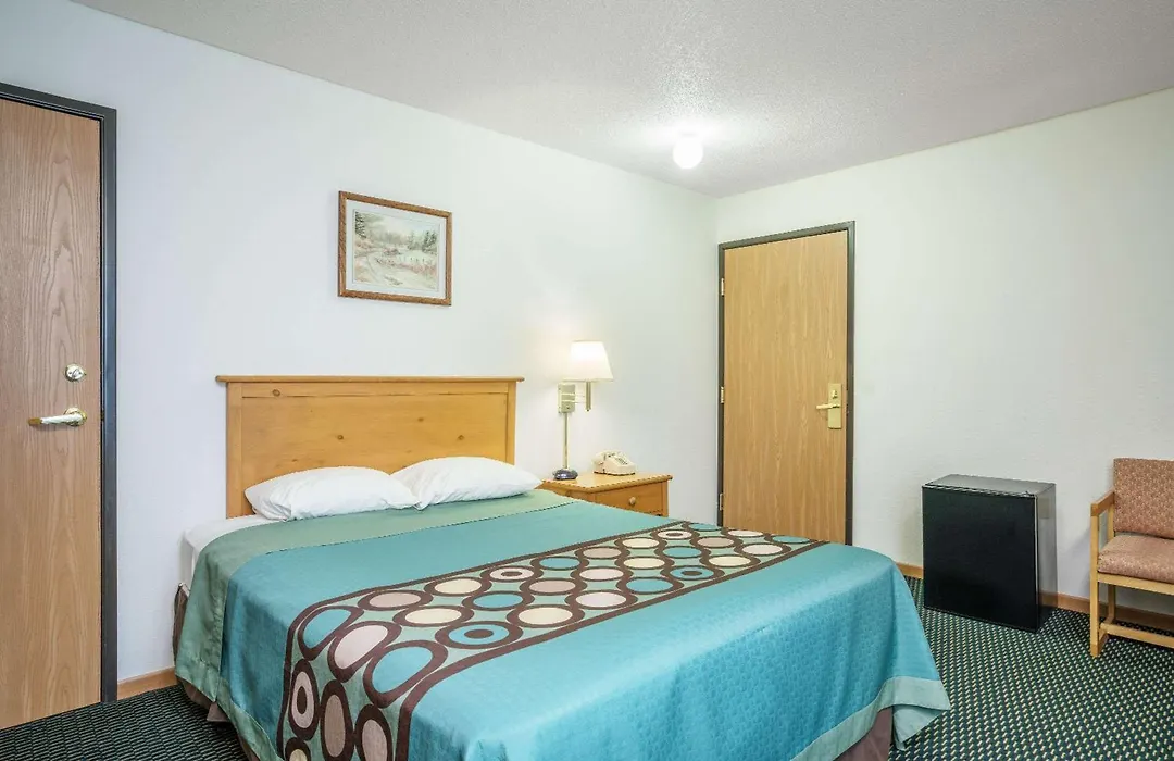 Super 8 By Wyndham Phillips-1