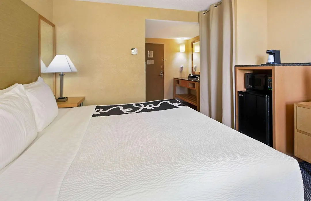La Quinta Inn & Suites By Wyndham Sunrise-1