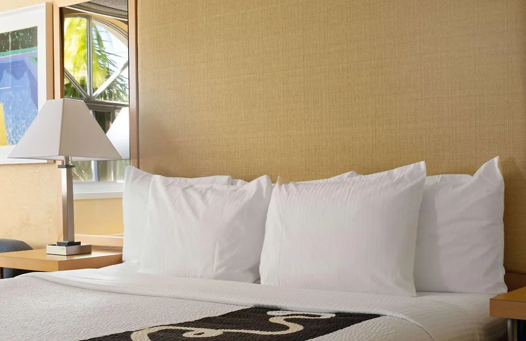 La Quinta Inn & Suites By Wyndham Sunrise-1